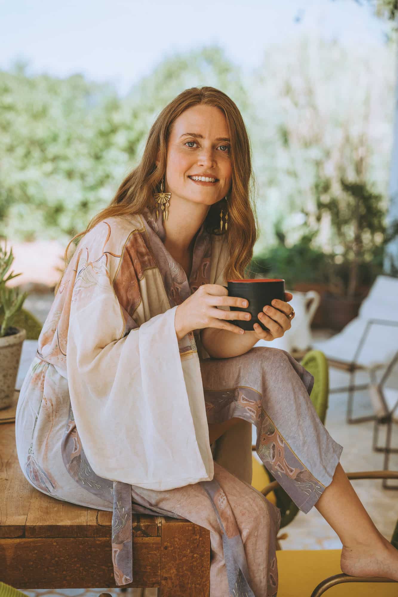 Editorial lifestyle portrait showing a personal brand built on coherence where identity, visual design, and positioning are fully aligned